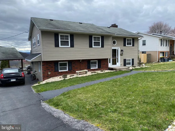 33 Crestview Dr, Pottsville, PA 17901