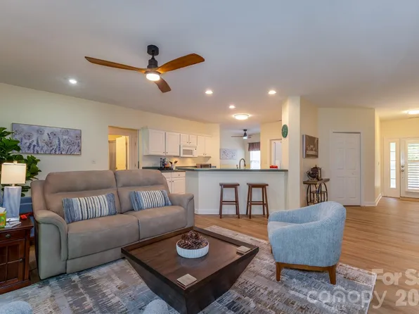 99 Ridgetop Cir Unit 202, Brevard, NC 28712