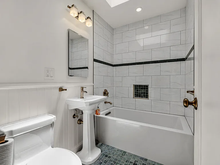 318 Allison St — Photo 16