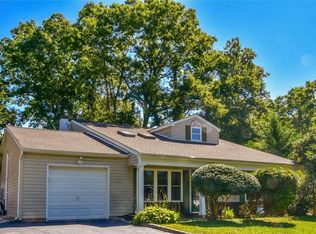 17 Yosemite Ln, Coram, NY 11727