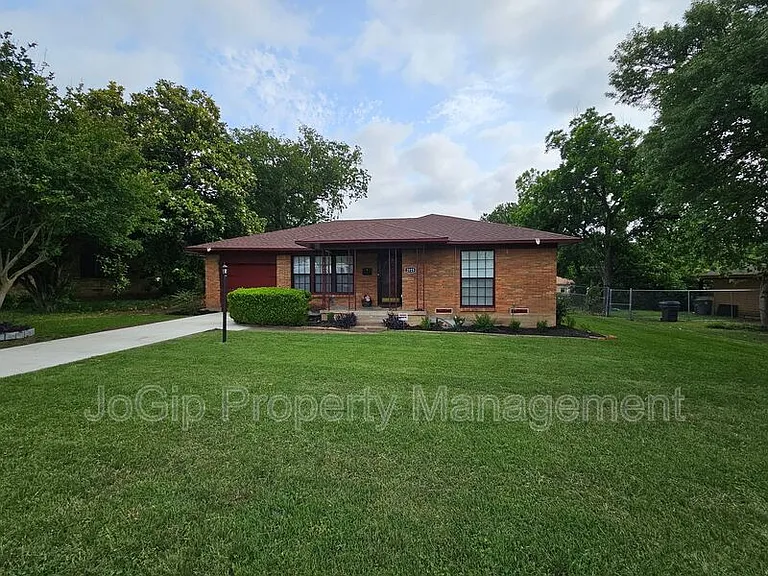 2023 E Illinois Ave — Photo 1
