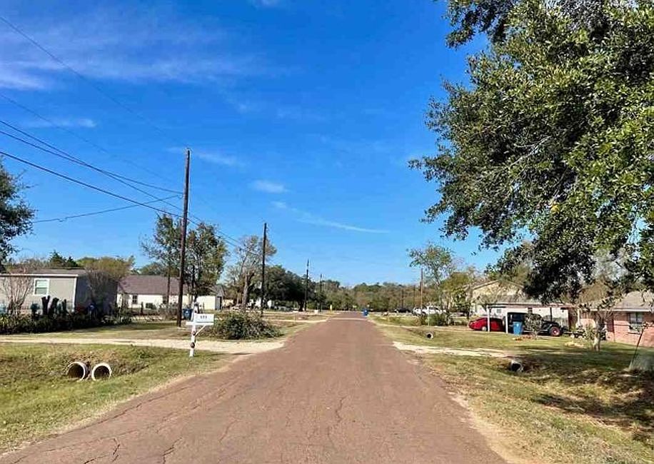 Exterior Neighborhood (street photo)