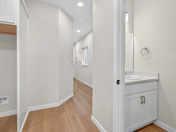 4th image of 9267 E Burnside St