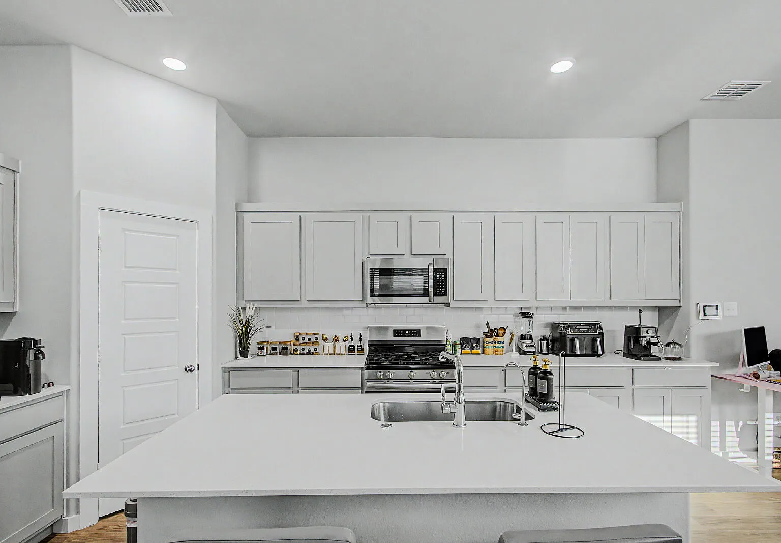 3 bed, 2.0 bath, 1530 sqft, $2,300 — Photo 2