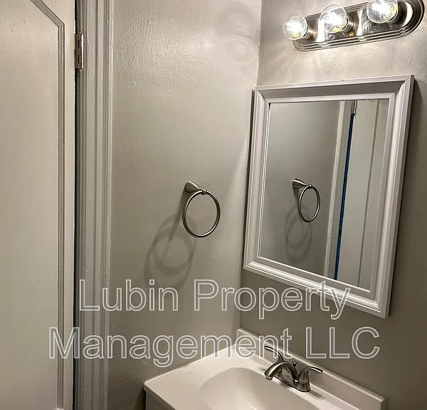 2412 Forest Ave — Photo 6