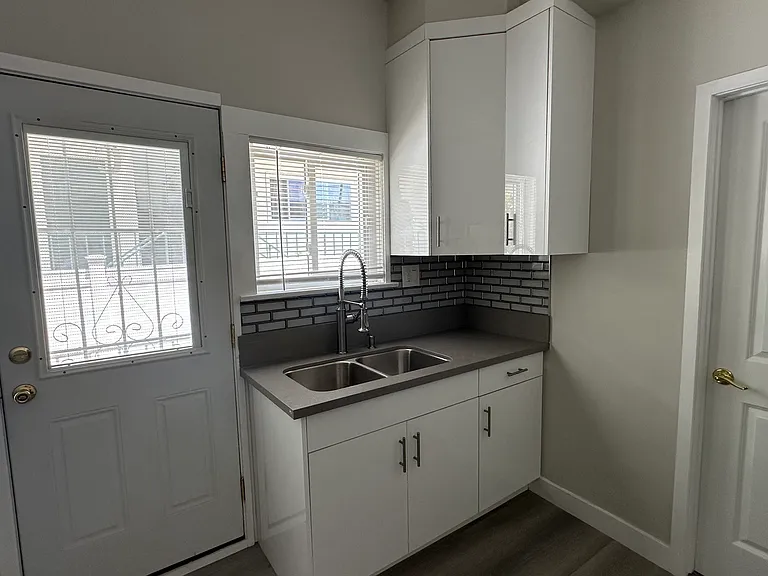 304 N Kenwood St #C — Photo 11
