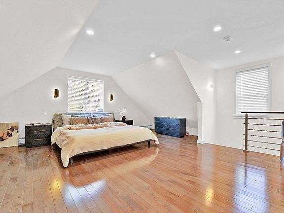 3rd image of 43 Clarendon Ave Floor 2