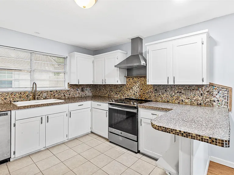 416 E Myrtle St — Photo 12