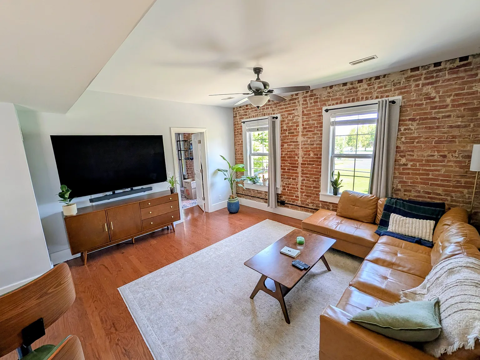 2 bed, 1100 sqft, $1,300 — Photo 2