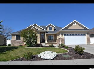1060 S Banbury Dr, Syracuse, UT 84075