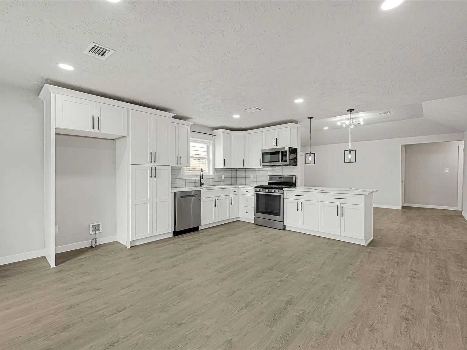 3 bed, 2.0 bath, 1269 sqft, $1,895 — Photo 1
