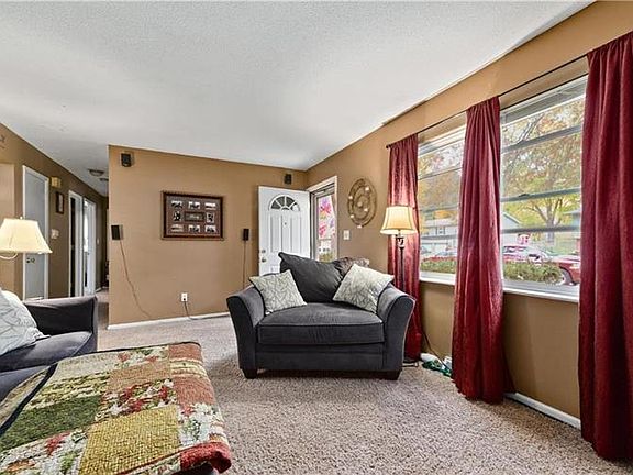 4th image of 529 NE Sunnybrook Dr