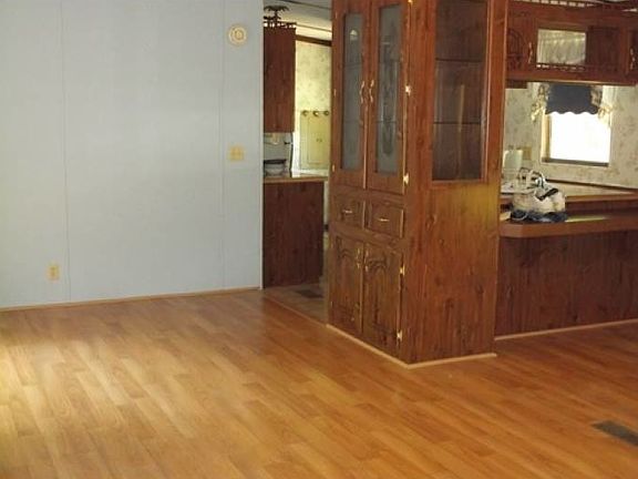 5th image of 255 Woodland Est
