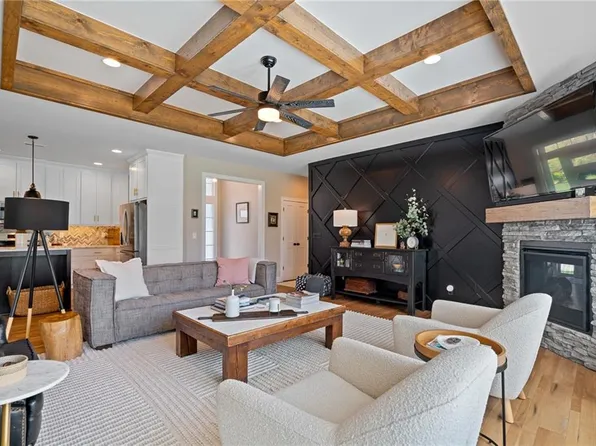 1919 NE Parks Summit Blvd, Lees Summit, MO 64064
