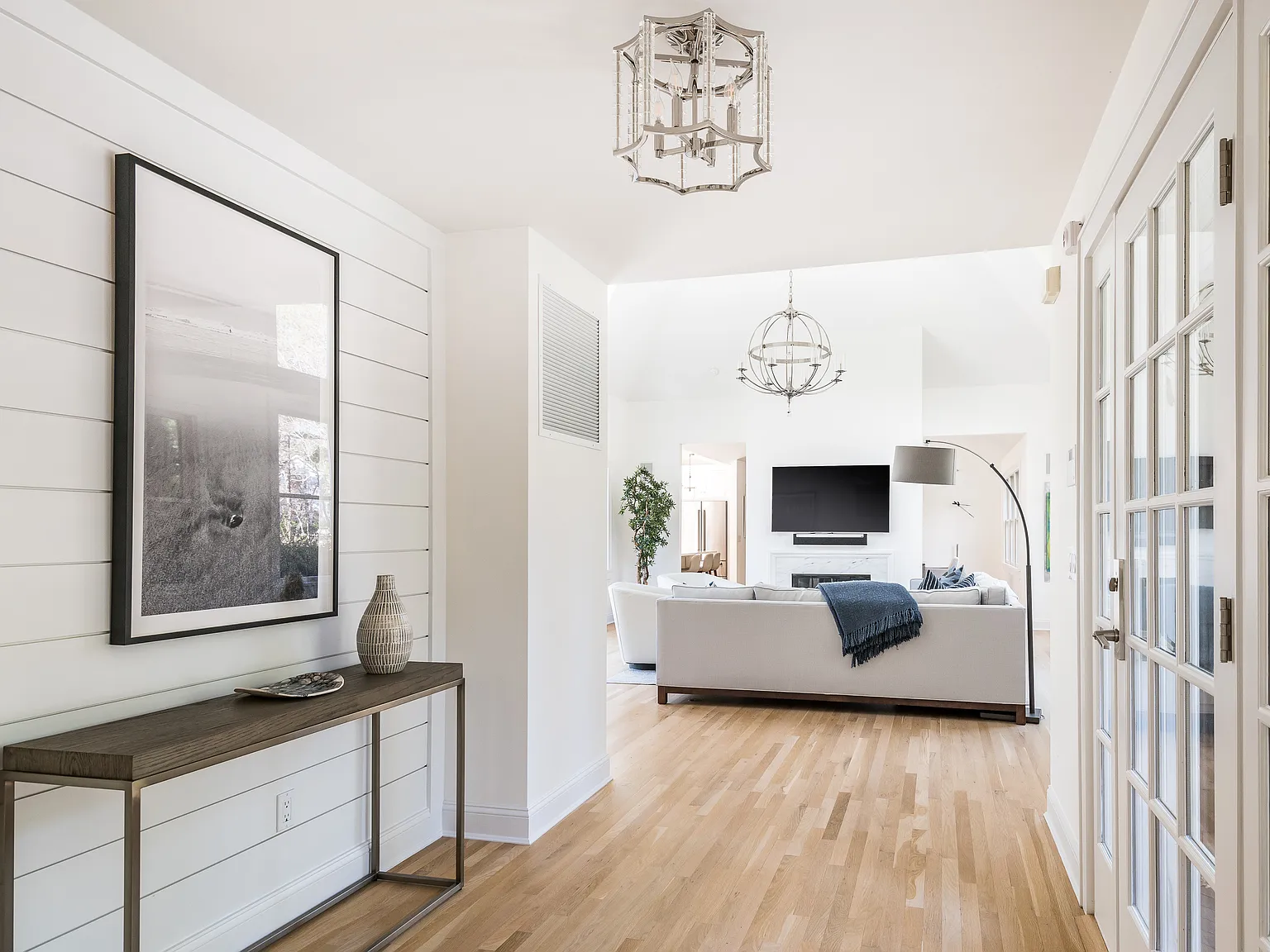 Beautifully Renovated, Hamptons Residence, Close to Village — Photo 2