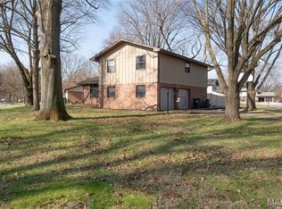 305 Fredericksburg Dr, Belleville, IL 62223