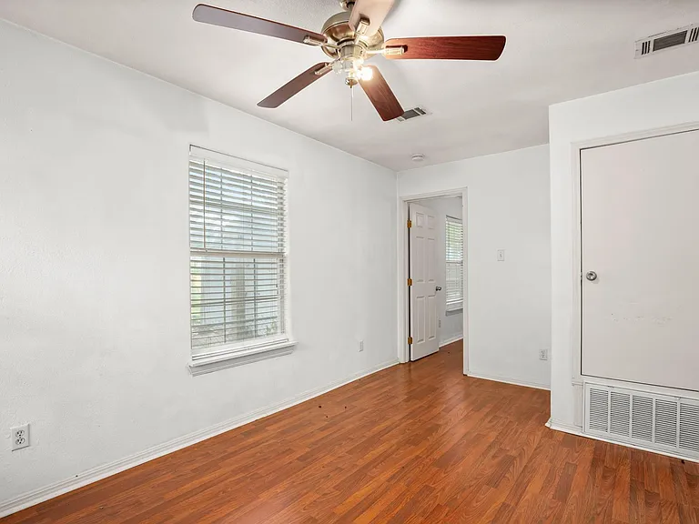 2610 E 3rd St #B — Photo 7