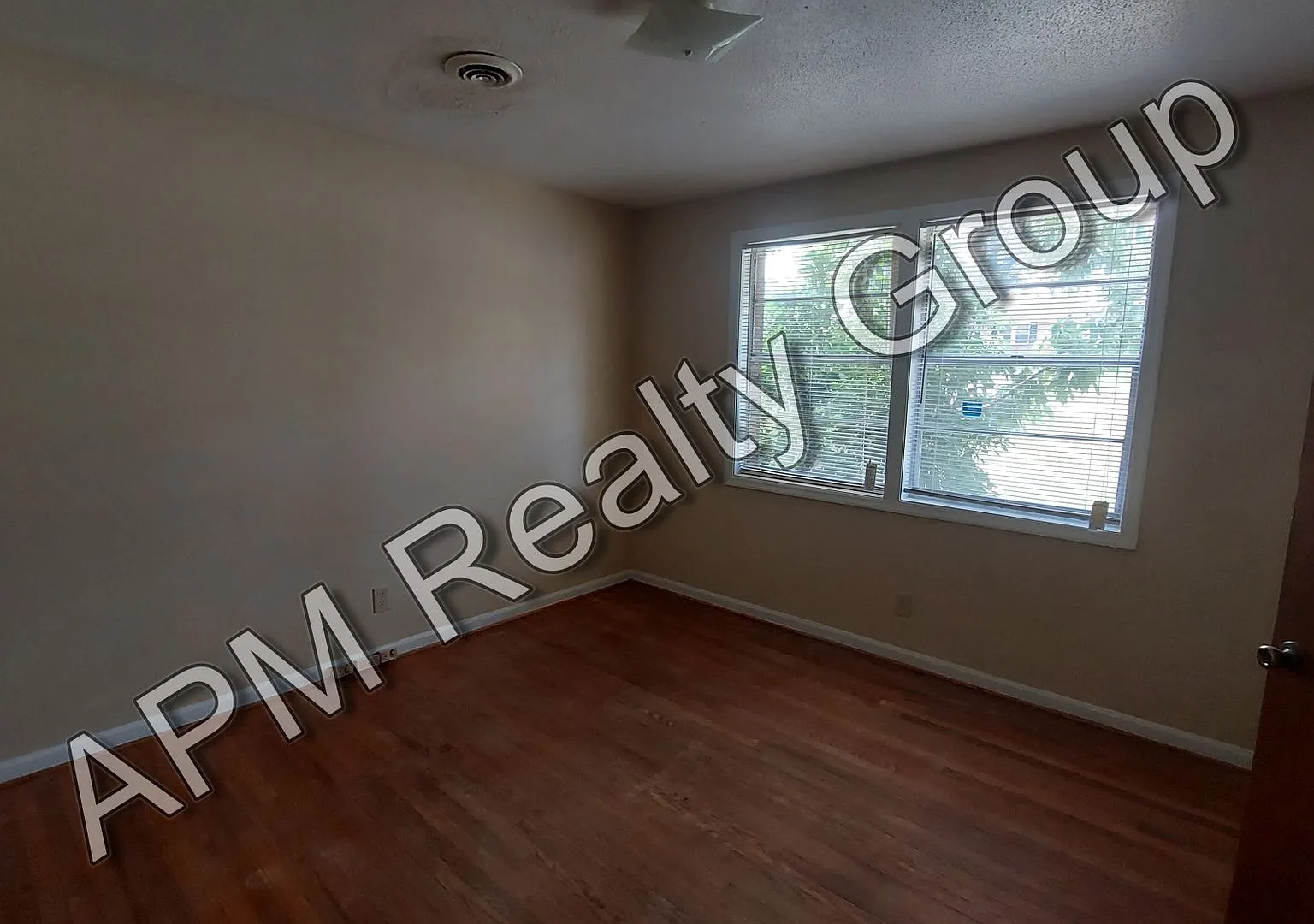 Three bedroom home in Southeast Columbia — Photo 2