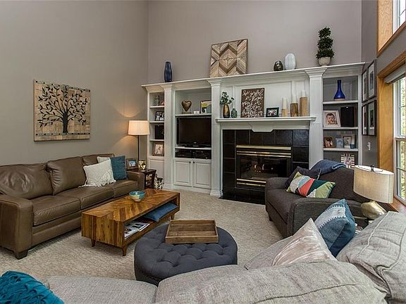 4th image of 8583 Newbury Ct
