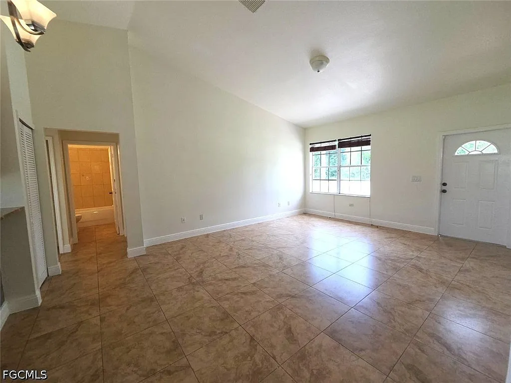3 bed, 3.0 bath, 1204 sqft, $1,800 — Photo 4