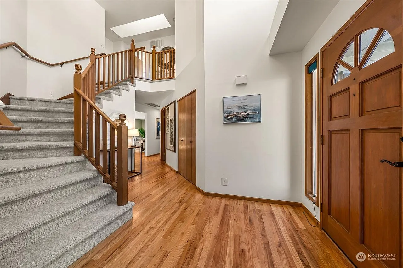 3 bed, 2.5 bath, 2502 sqft, $4,100 — Photo 3