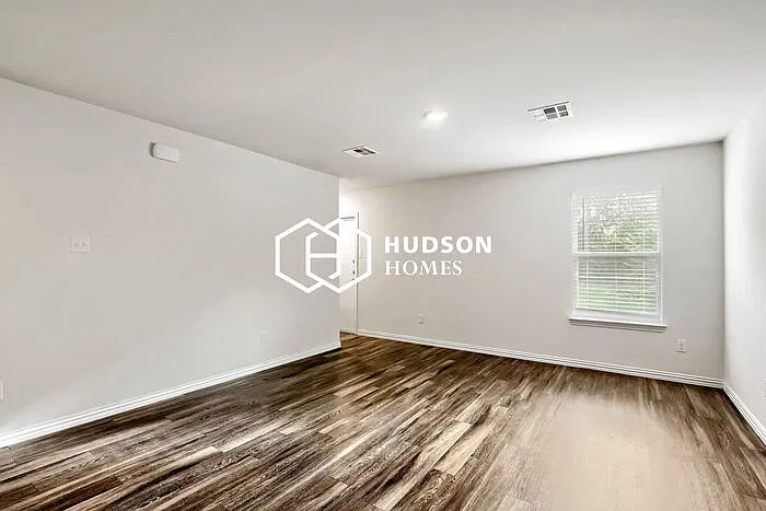 3 bed, 2.0 bath, 1028 sqft, $1,275 — Photo 3