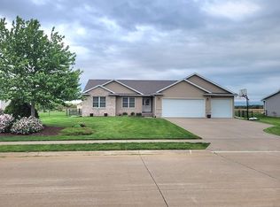 117 Fenceline Dr, Blue Grass, IA