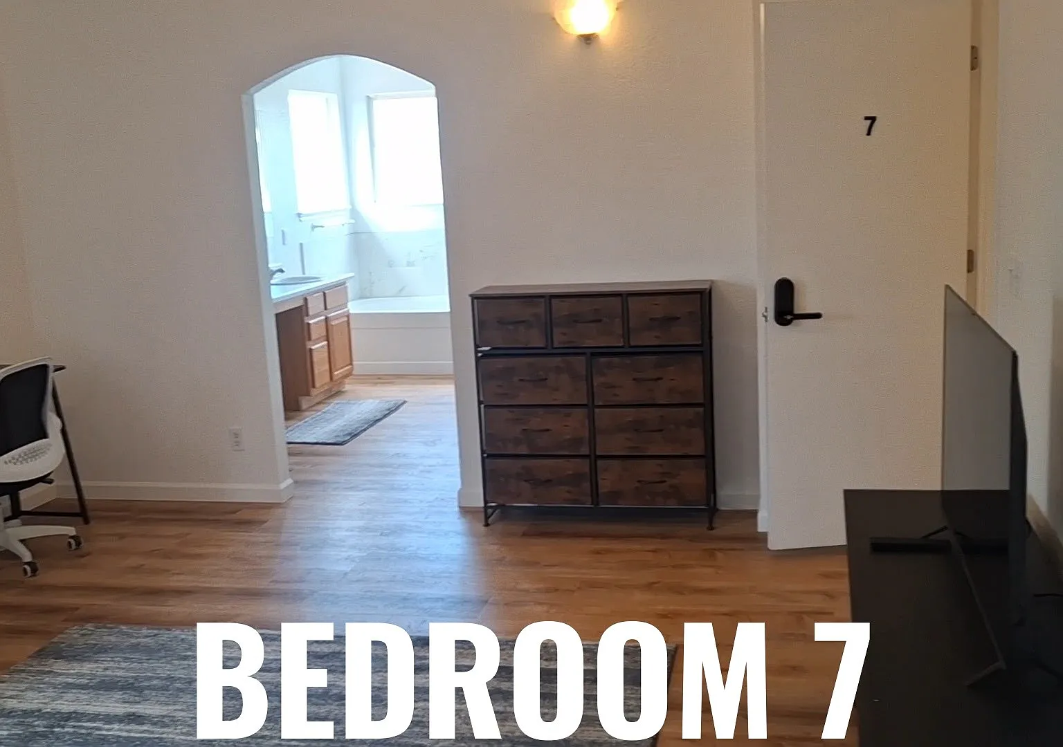 7 bed, 4.0 bath, 2829 sqft, $905 — Photo 2