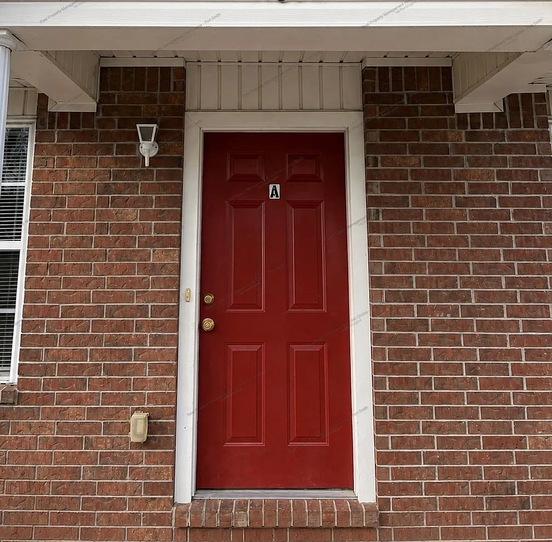 3 bed, 2.0 bath, 1050 sqft, $925 — Photo 1