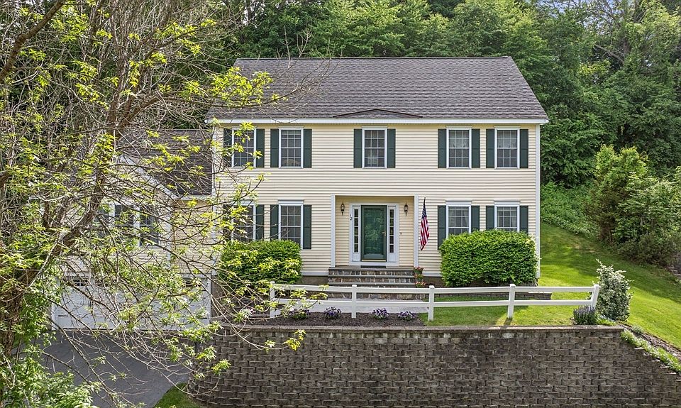 1st image of 12 Olde Taverne Ln