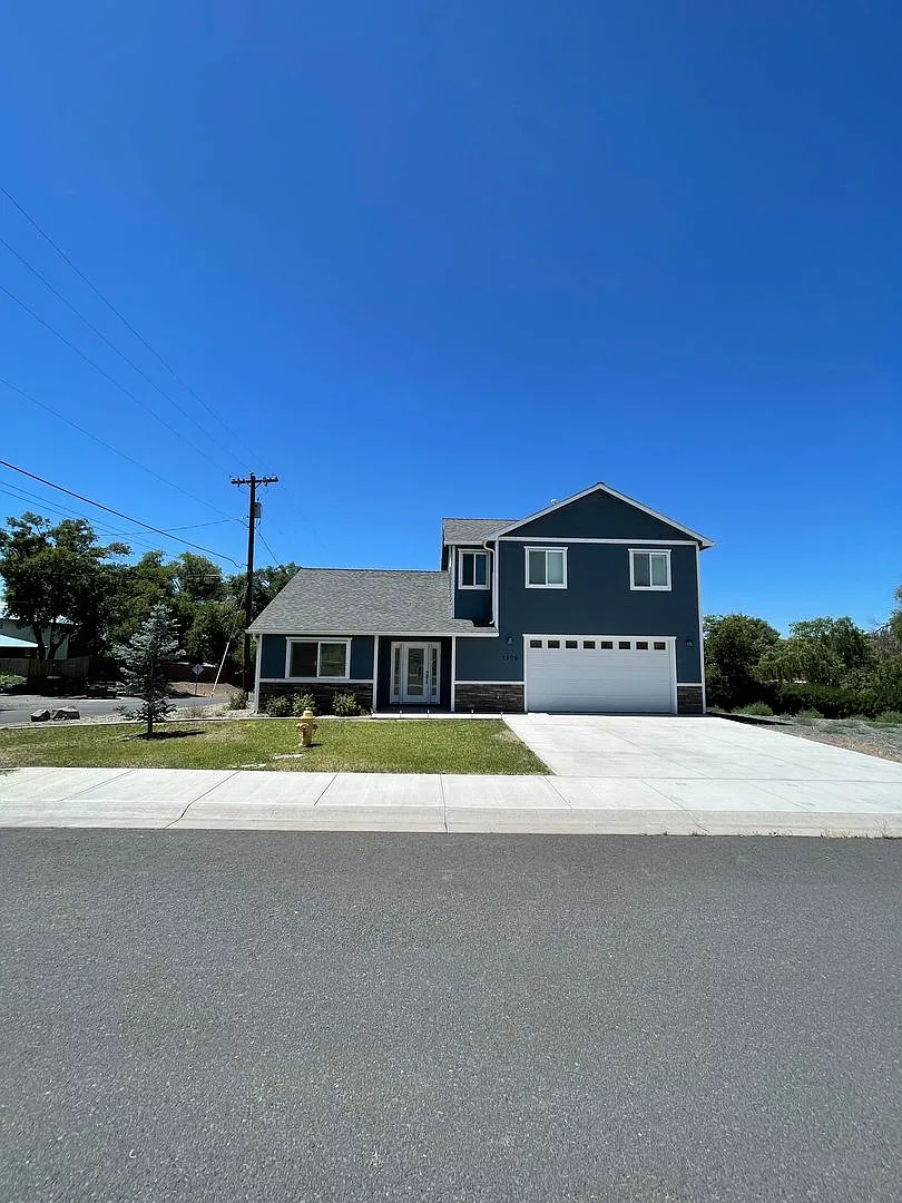 Entertainers delight, 3bdrm 2.5 bath home with garage and fenced yard and RV parking — Photo 1