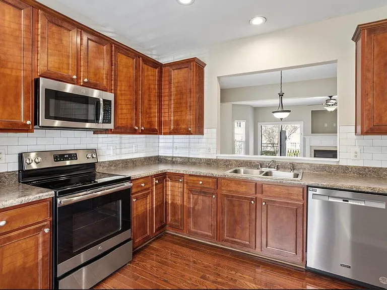 305 Anterbury Dr — Photo 4