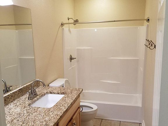 4th image of 216 Live Oak Ln
