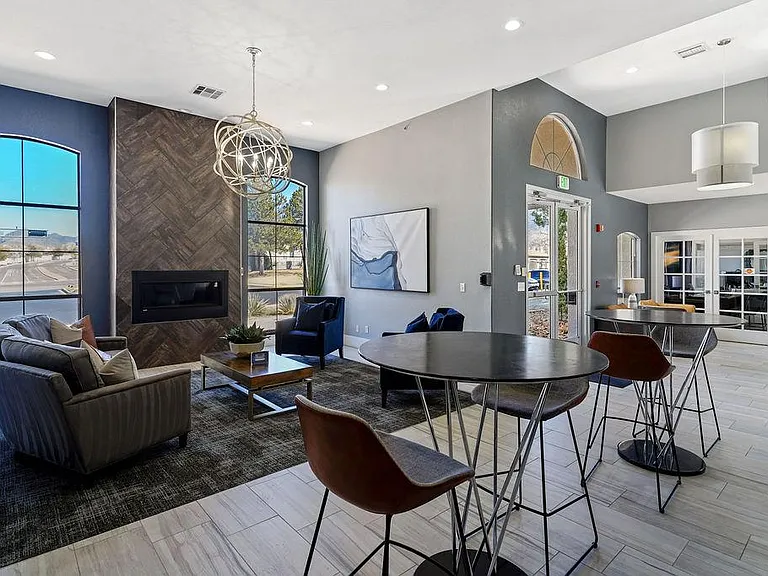 La Ventana Apartments — Photo 8