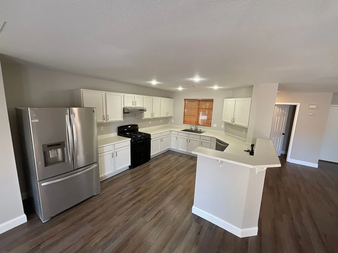 Great 1 home, 3brs, 2bth, 2cg — Photo 2