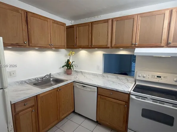 500 Executive Center Dr APT 1C, West Palm Beach, FL 33401