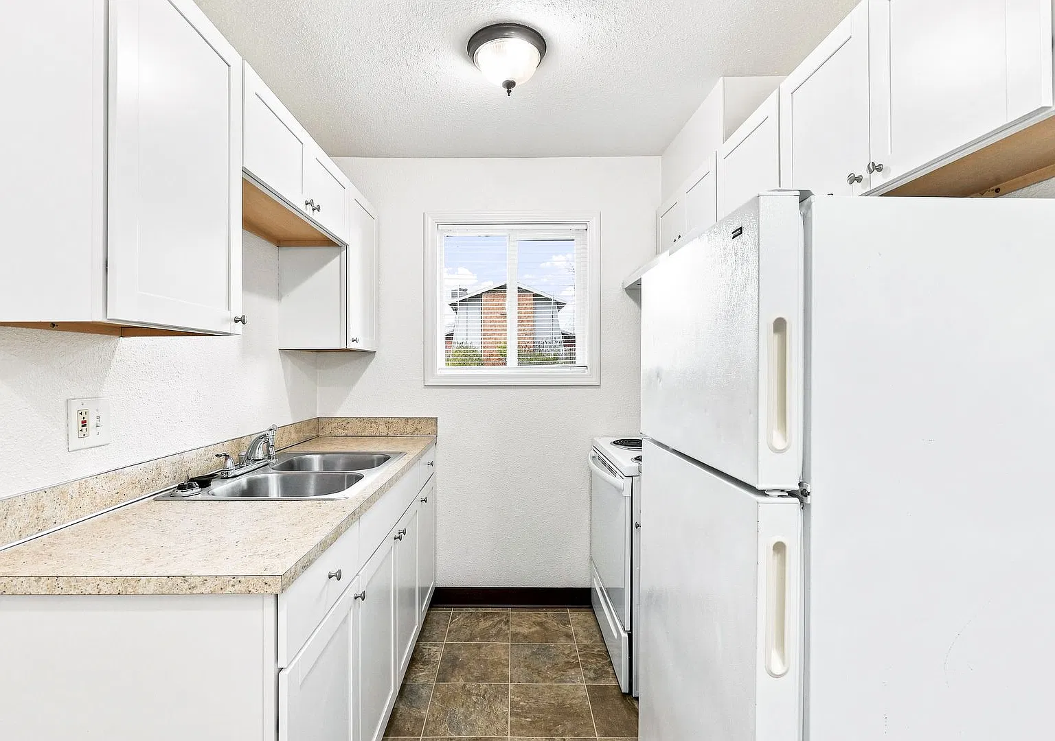 Somerset Apartments — Photo 4