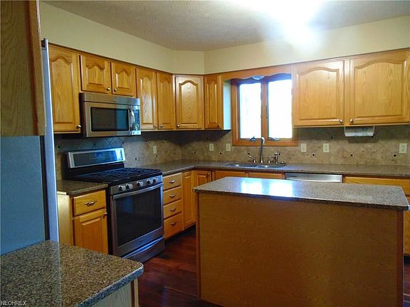 3rd image of 115 Ravenglass Blvd