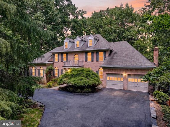 2nd image of 900 Malvern Hill Dr