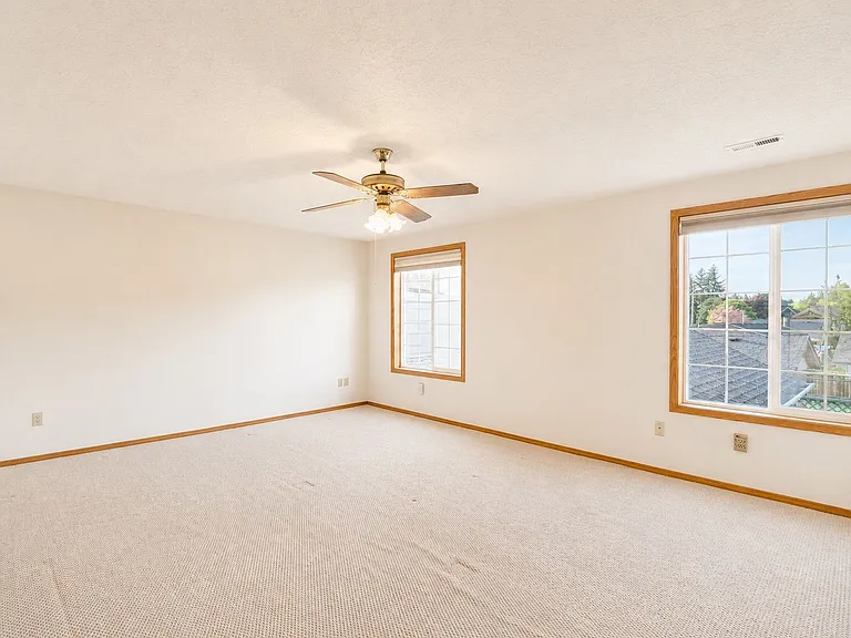 226 Sparks Dr — Photo 16