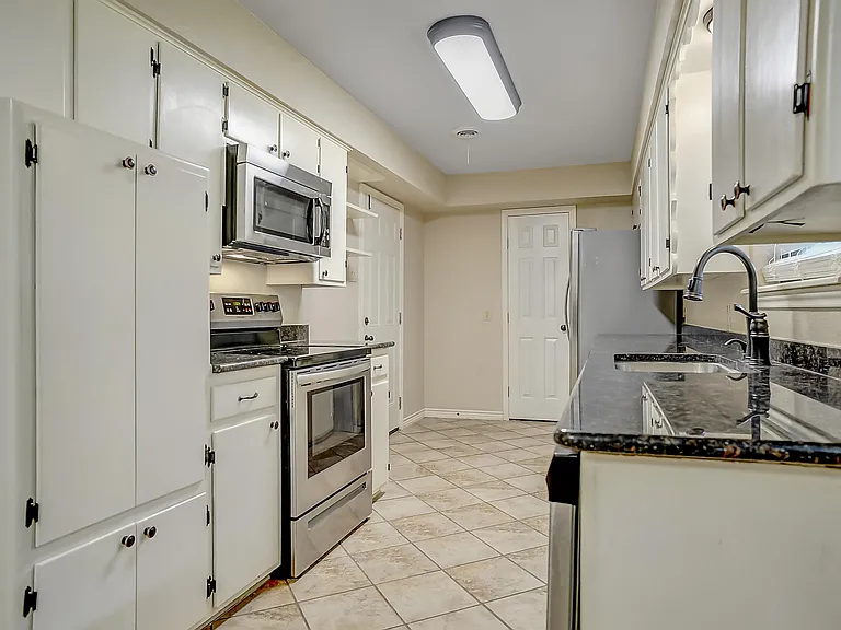 921 Holiday Dr — Photo 8