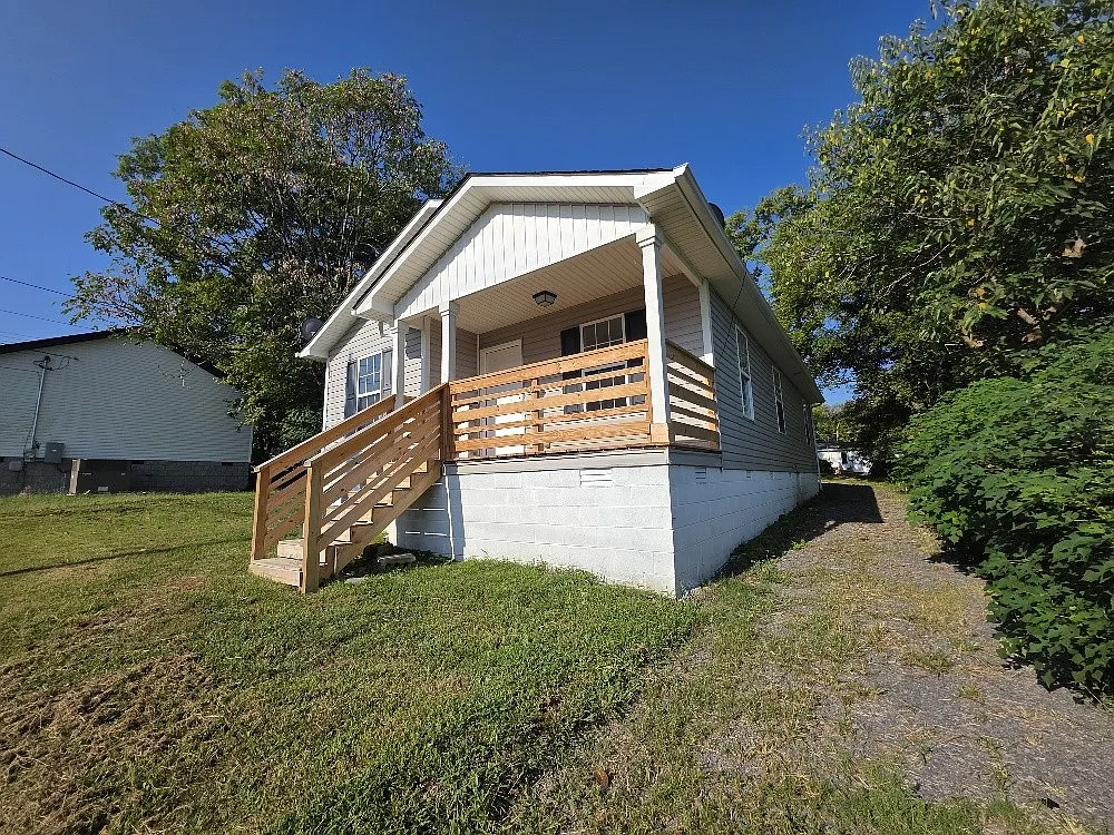 3 bed, 2.0 bath, 1048 sqft, $1,800 — Photo 2