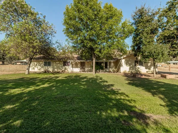 6910 Live Oak Dr, Sanger, CA 93657