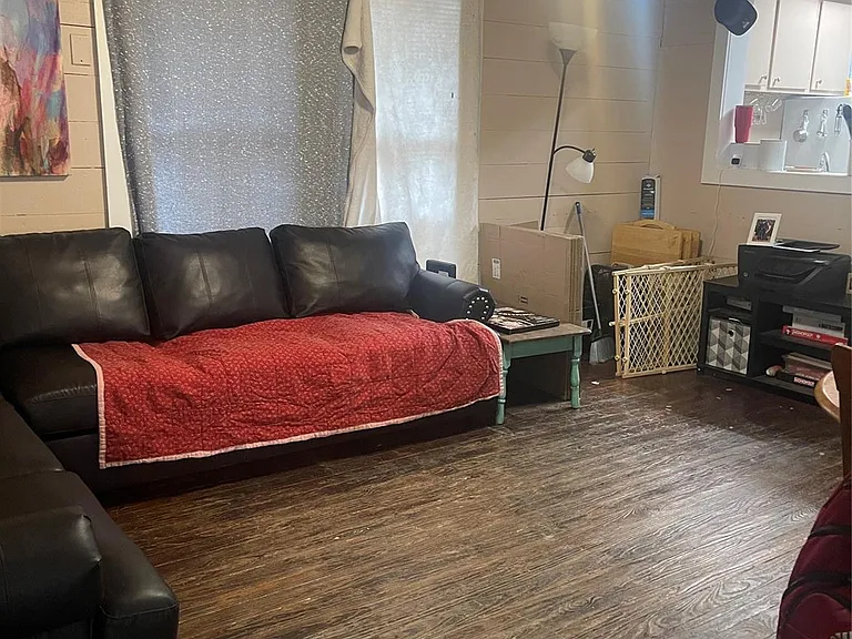 707 Avenue J — Photo 2