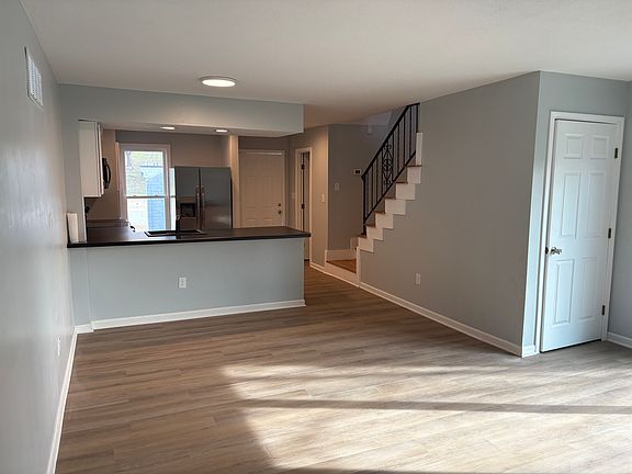 3rd image of 913 S Lindenwood Dr