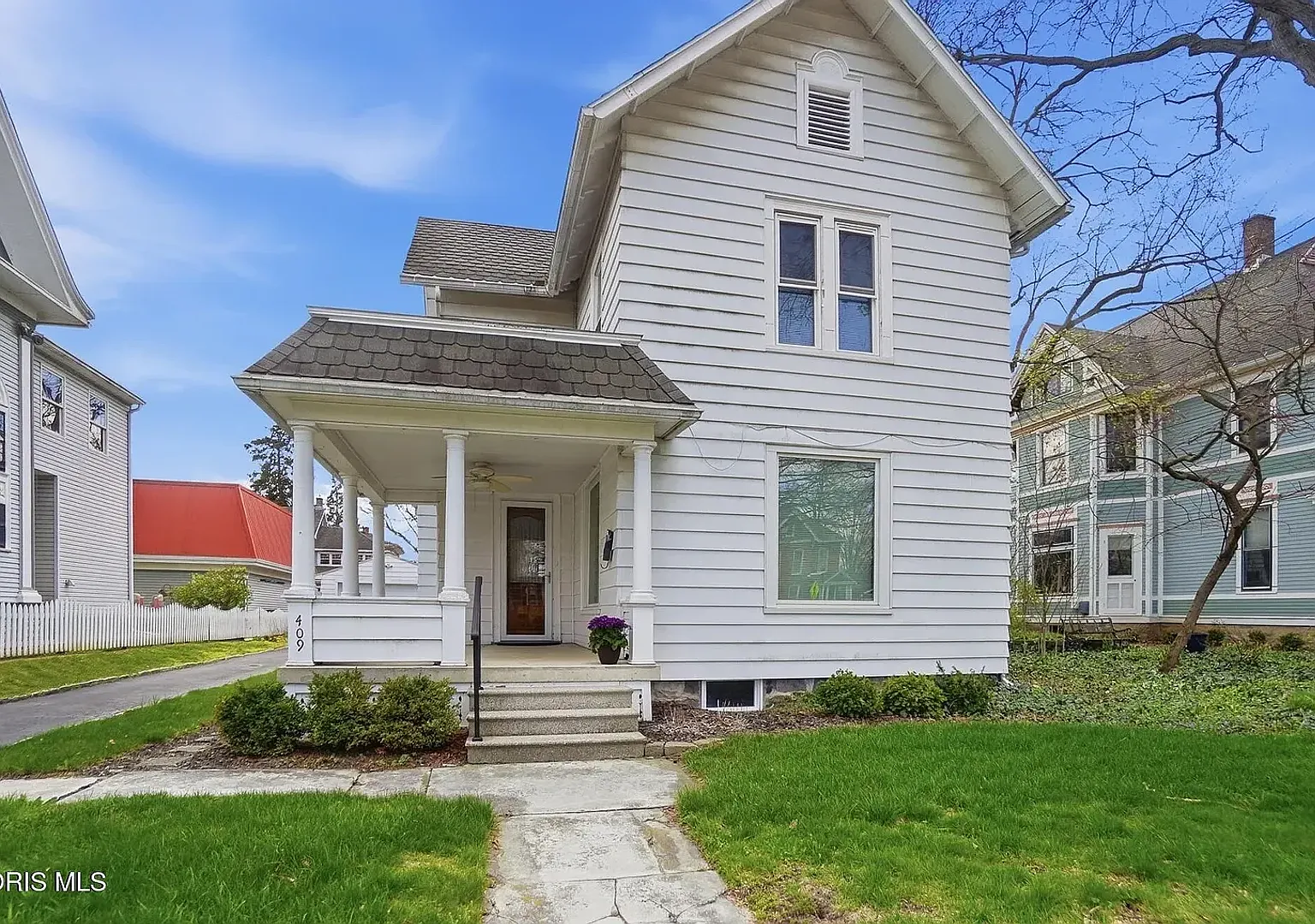 Beautiful home on West Wooster in Bowling Green — Photo 1