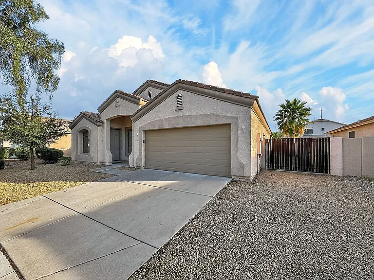 2421 W Ellis St — Photo 2