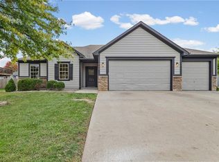 706 NW Green Dr, Grain Valley, MO 64029
