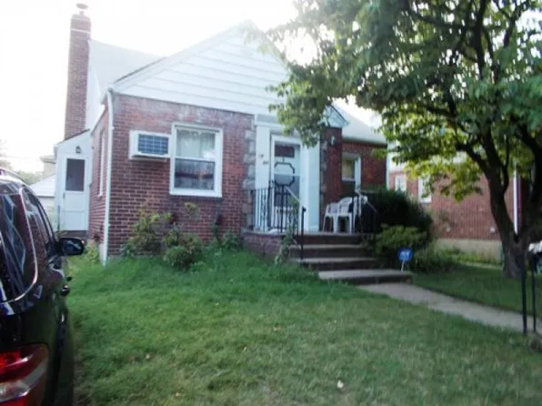 5820 197th St, Fresh Meadows, NY 11365