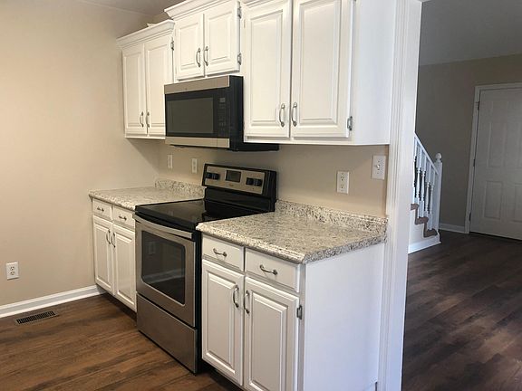 3rd image of 1548 Redwood Dr NE